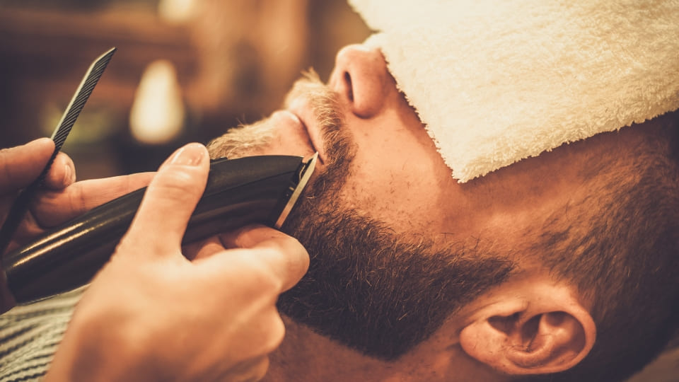 Barba feita com navalha